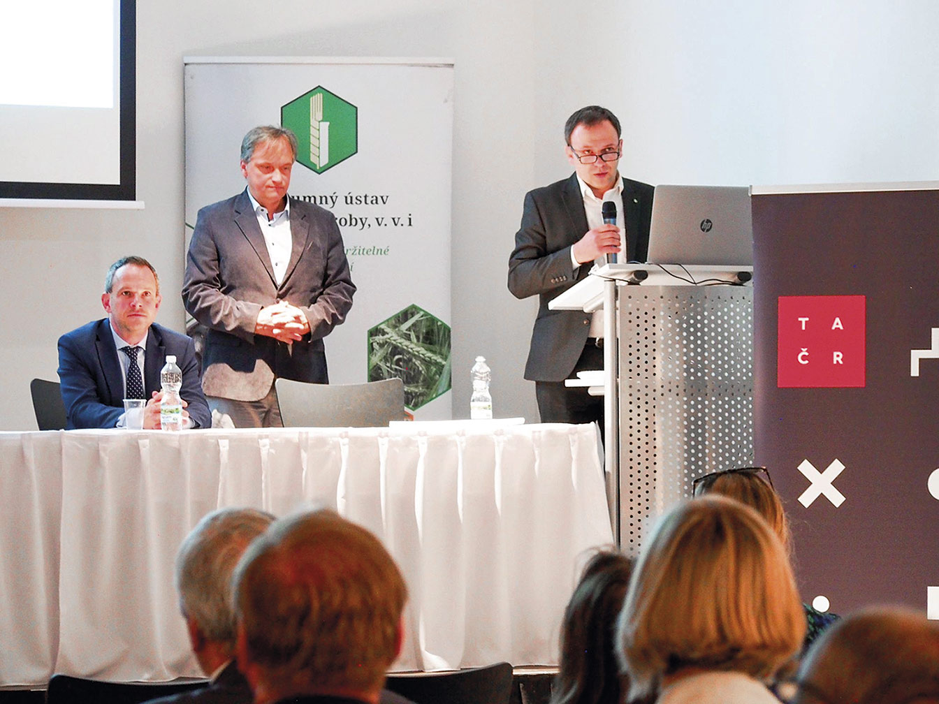 Konference kde doc Roman Pavela představuje práci s bylinkami v laboratoři a zároveň vysvětluje i jejich účinky