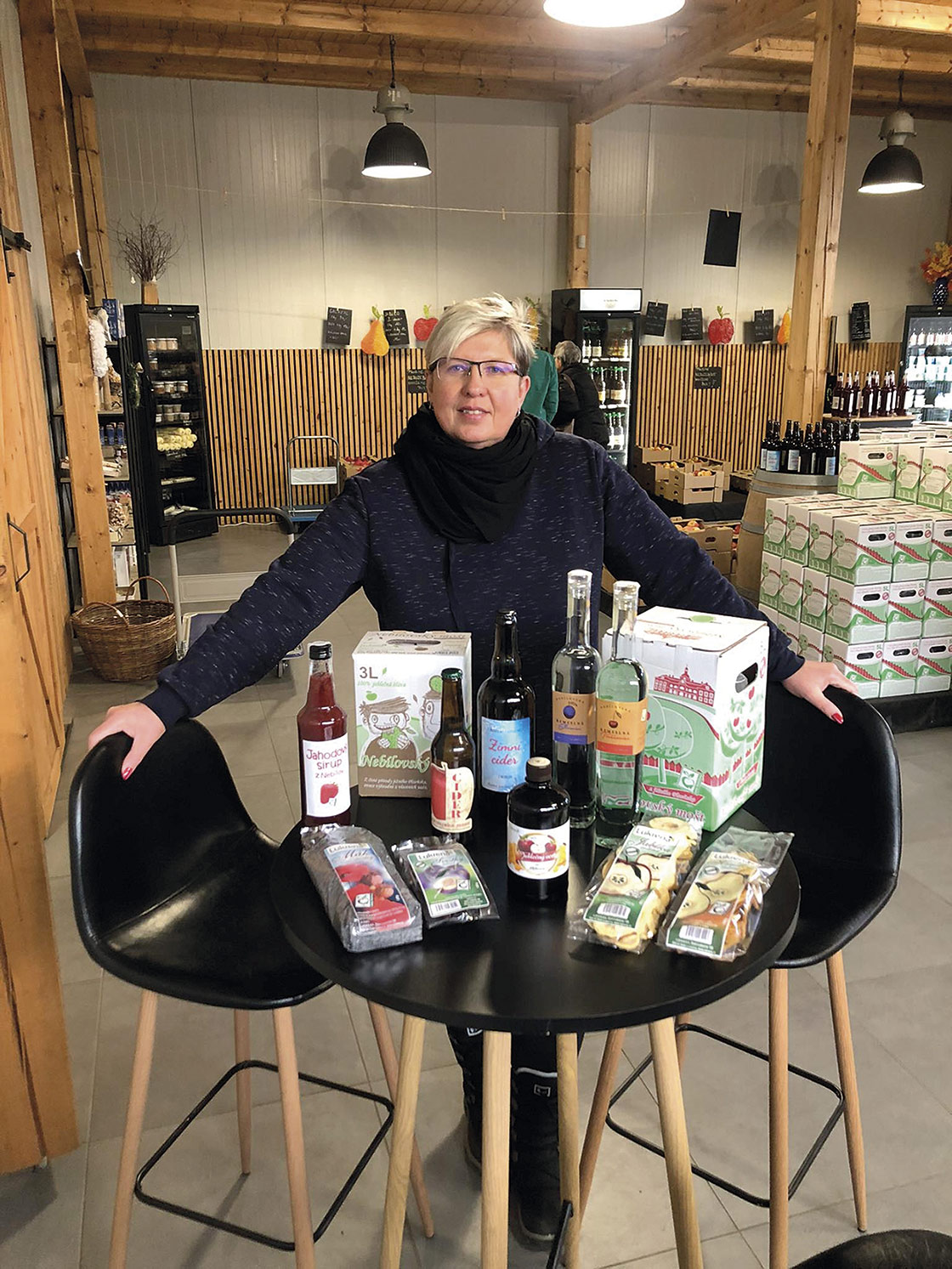 Vedoucí sadů Jana Zímová s firemními produkty