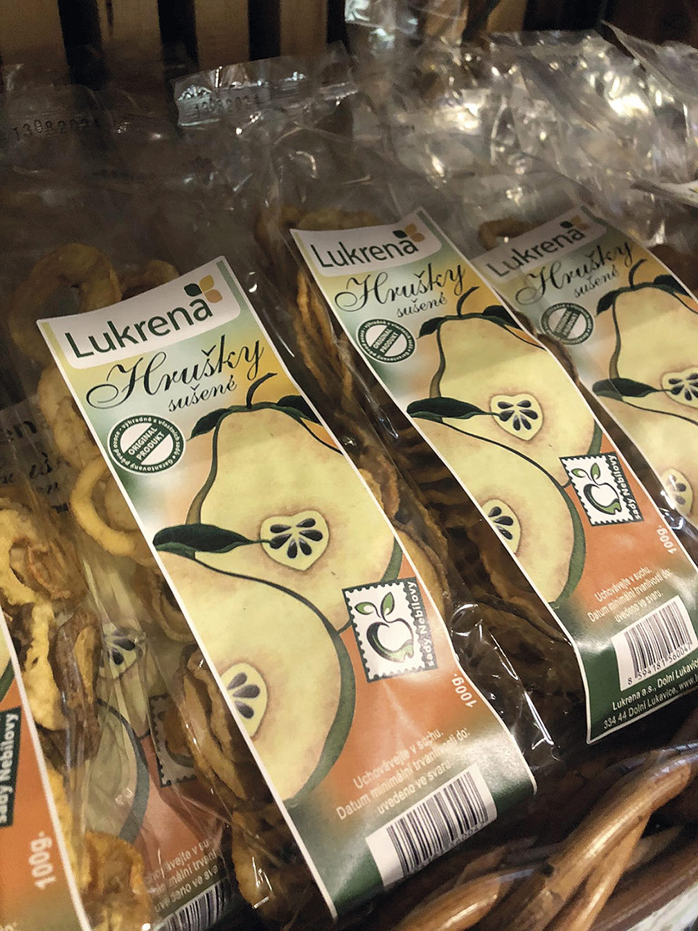 V nabídce jsou i sušené hrušky a další ovoce