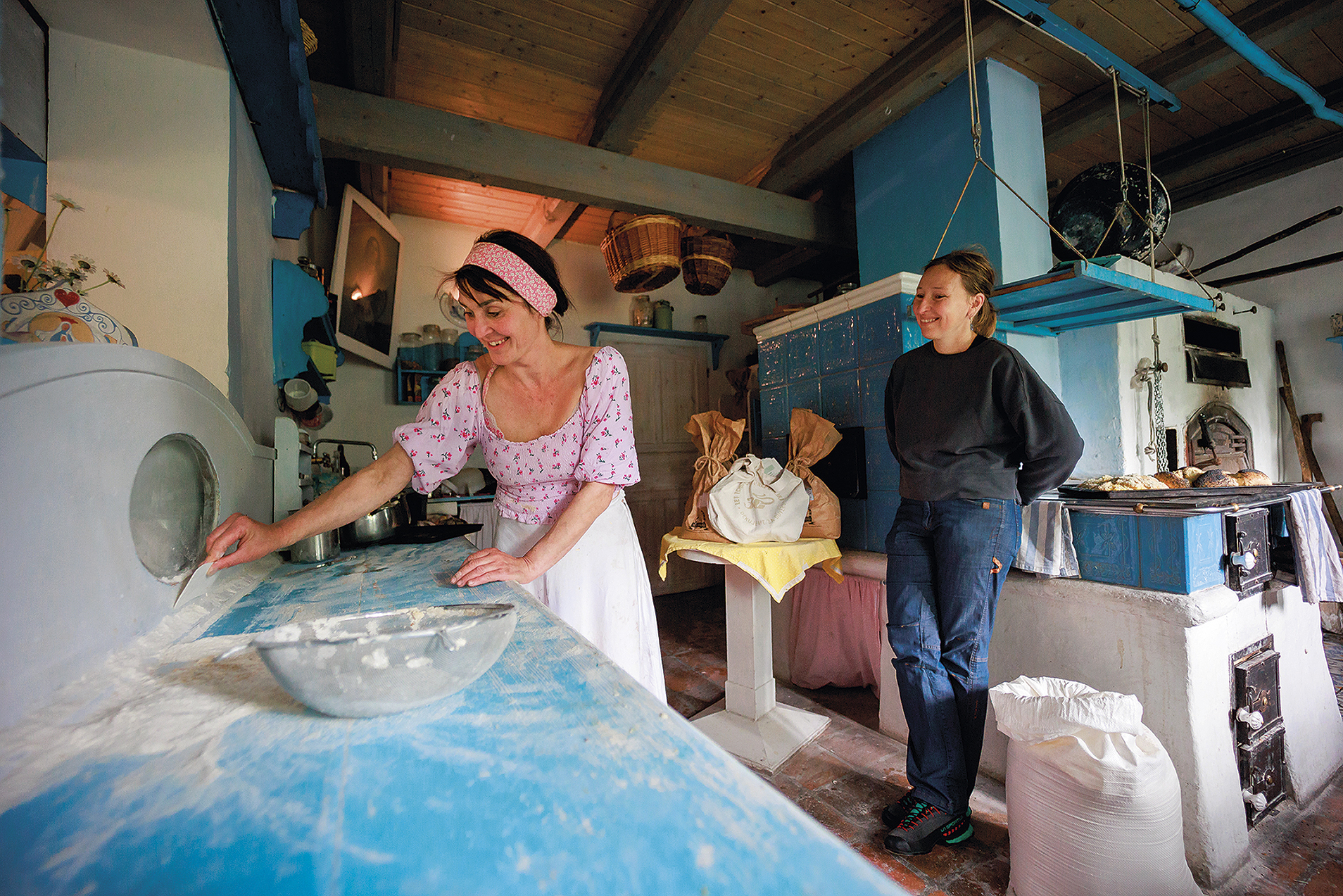 Na exkurzi pekárnou jsme zastihli Kristýnu Housovou (na snímku vlevo), pedagožku z nedaleké Střední školy hospodářské a lesnické ve Frýdlantu, kde je možné si studentem zvolit i učební obor pekařství. Soukromě se zajímala o toto řemeslo s tradičním vybavením po předcích.