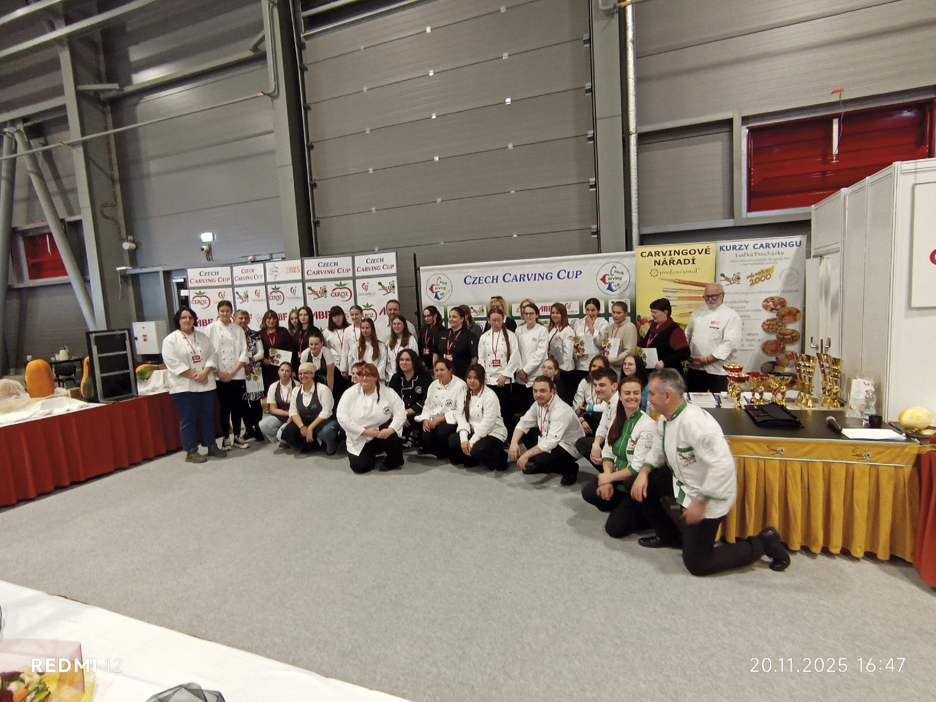 Účastníci soutěže  při závěrečném fotografování