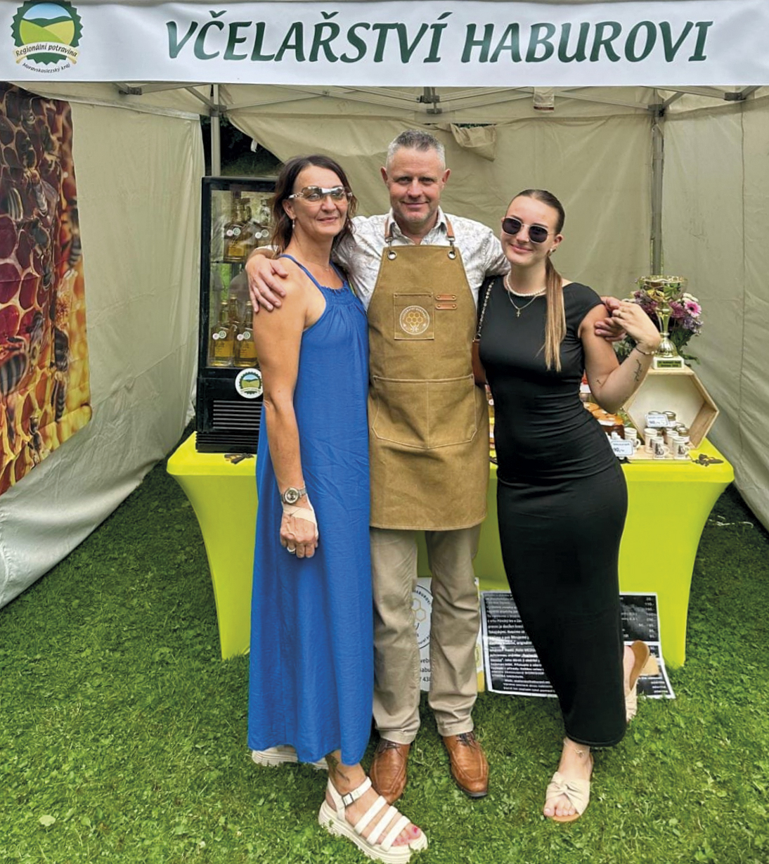 Jaroslav Habura s manželkou Gabrielou a dcerou Viktorií při letošním srpnovém převzetí ocenění Slezské medoviny Regionální potravinou