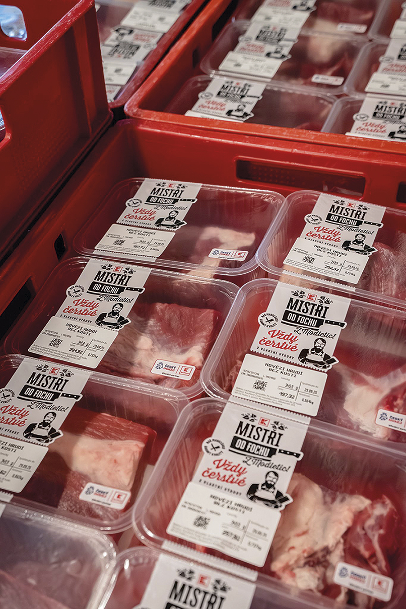 Dvě moderní linky pak balí mleté maso do 500 a 1000g plastových vaniček. 