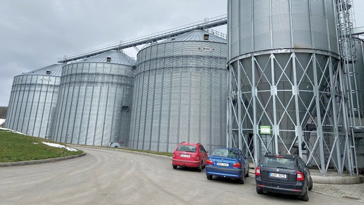 Sila na snímku jsou umístěna v Chotýšanech v areálu výrobny krmných směsí patřící dceřiné společnosti RABBIT Chotýšany a.s.. Kapacita jednoho zásobníku je 8.000 tun, celková kapacita všech zásobníků je 45.000 tun.