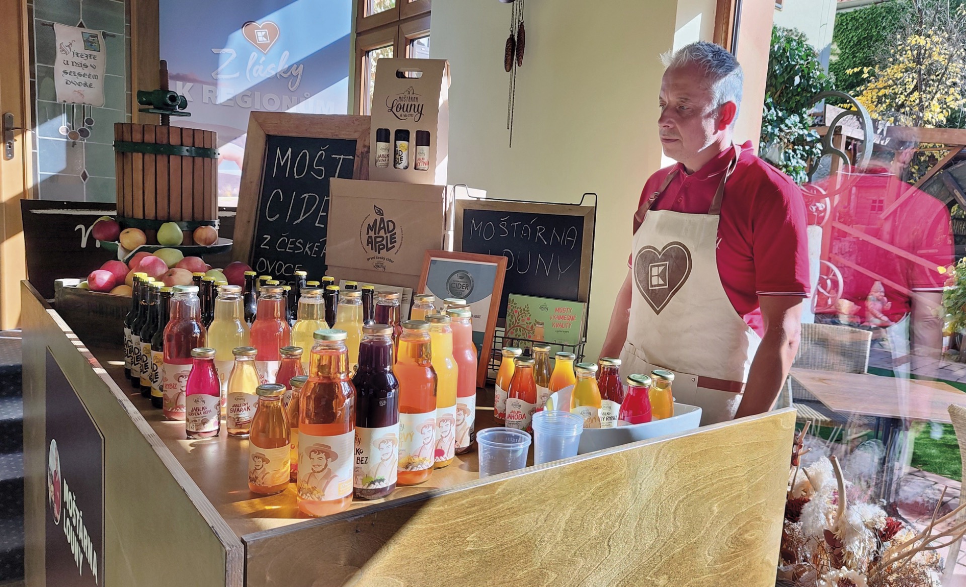 Mošty z Moštárny Louny byly v Kaflandu nabízeny k ochutnání jako produkt od lokálního doavatele.