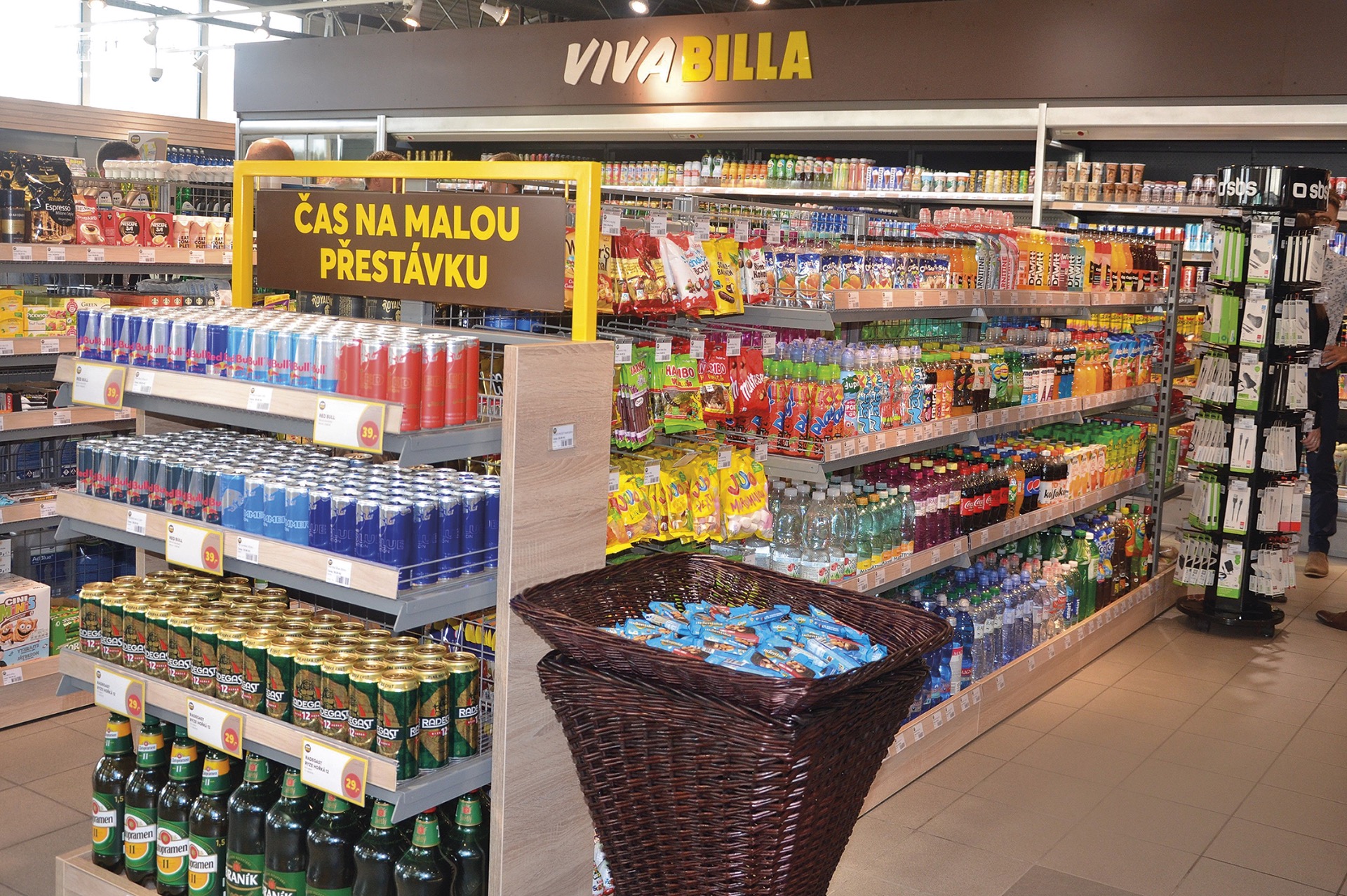 Pohled do prodejny s pestrou nabídkou potravin