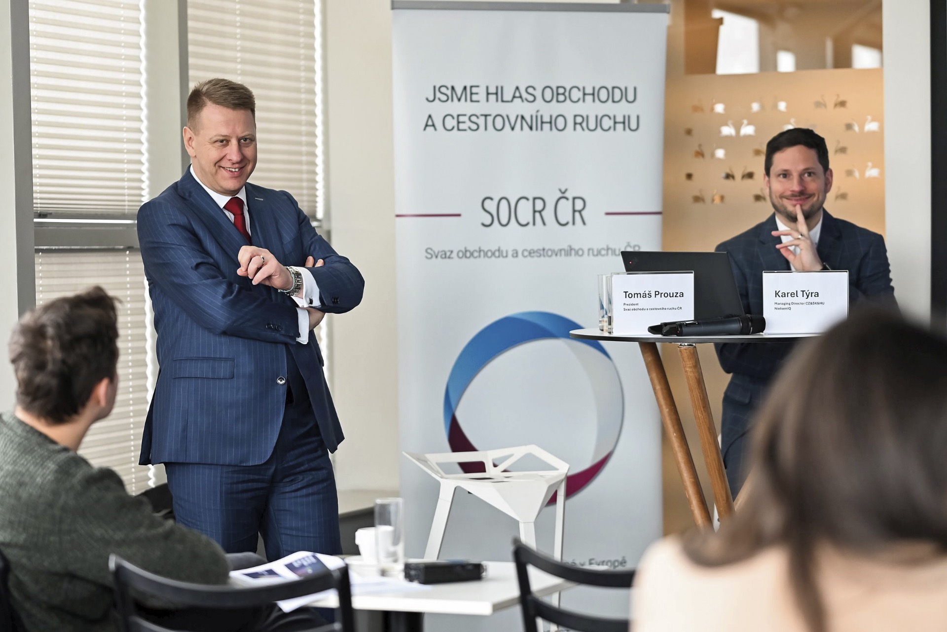 K cenám potravin se pravidleně vyjadřuje na tiskových konferencich prezident SOCR Tomáš Prouza, na snímku vlevo.