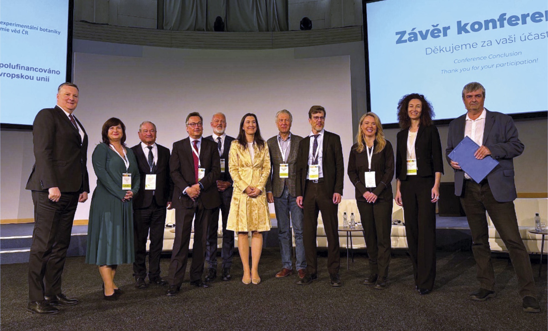 Na závěr konference hlavní aktéři zapózovali hromadným snímkem.
