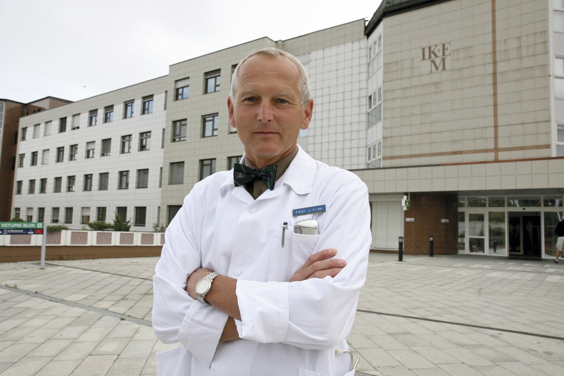 Profesor Jan Pirk před Institutem klinické a experimentální medicíny v Praze